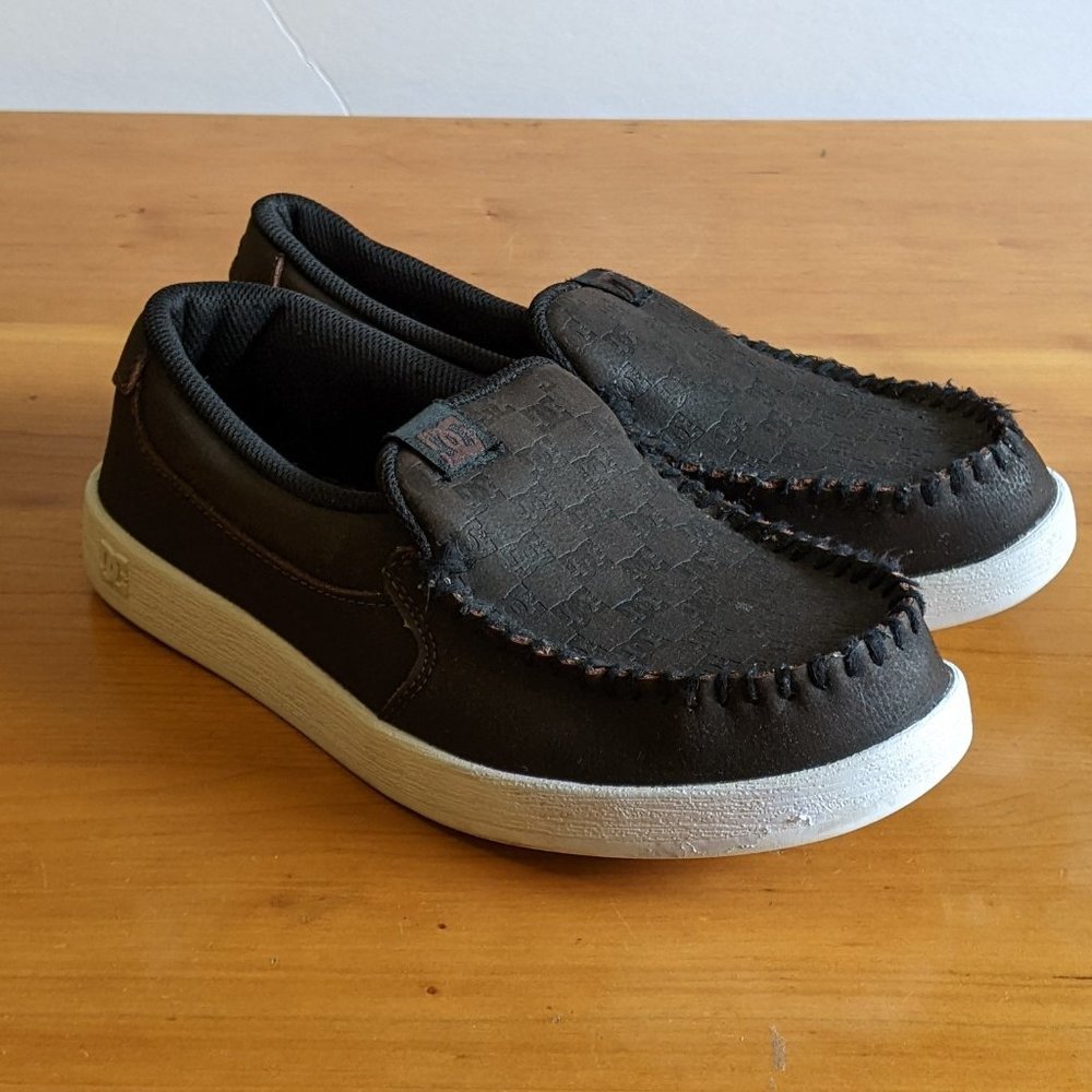 DC Men's Villain Brown Leather Slip-on Loafer Shoes, Embossed DC Print, sz 6